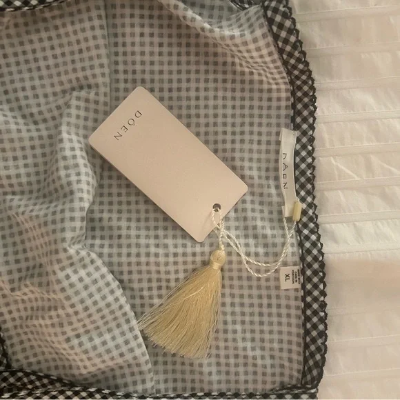 DOEN Angie Black and White Fitted Sleeveless Tank Top - Picture 2 of 3